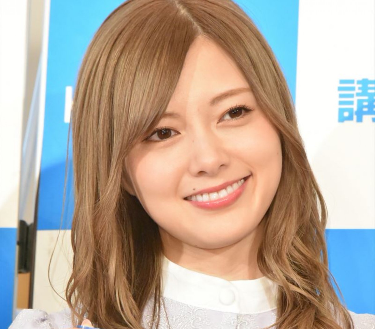 乃木坂46・白石麻衣、保健室で“抱き枕” リラックスした姿がカワイイ