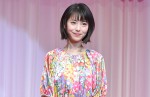 浜辺美波、「第30回日本ジュエリーベストドレッサー賞」表彰式に10代部門で登壇