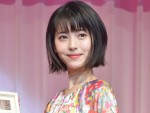 浜辺美波、「第30回日本ジュエリーベストドレッサー賞」表彰式に10代部門で登壇