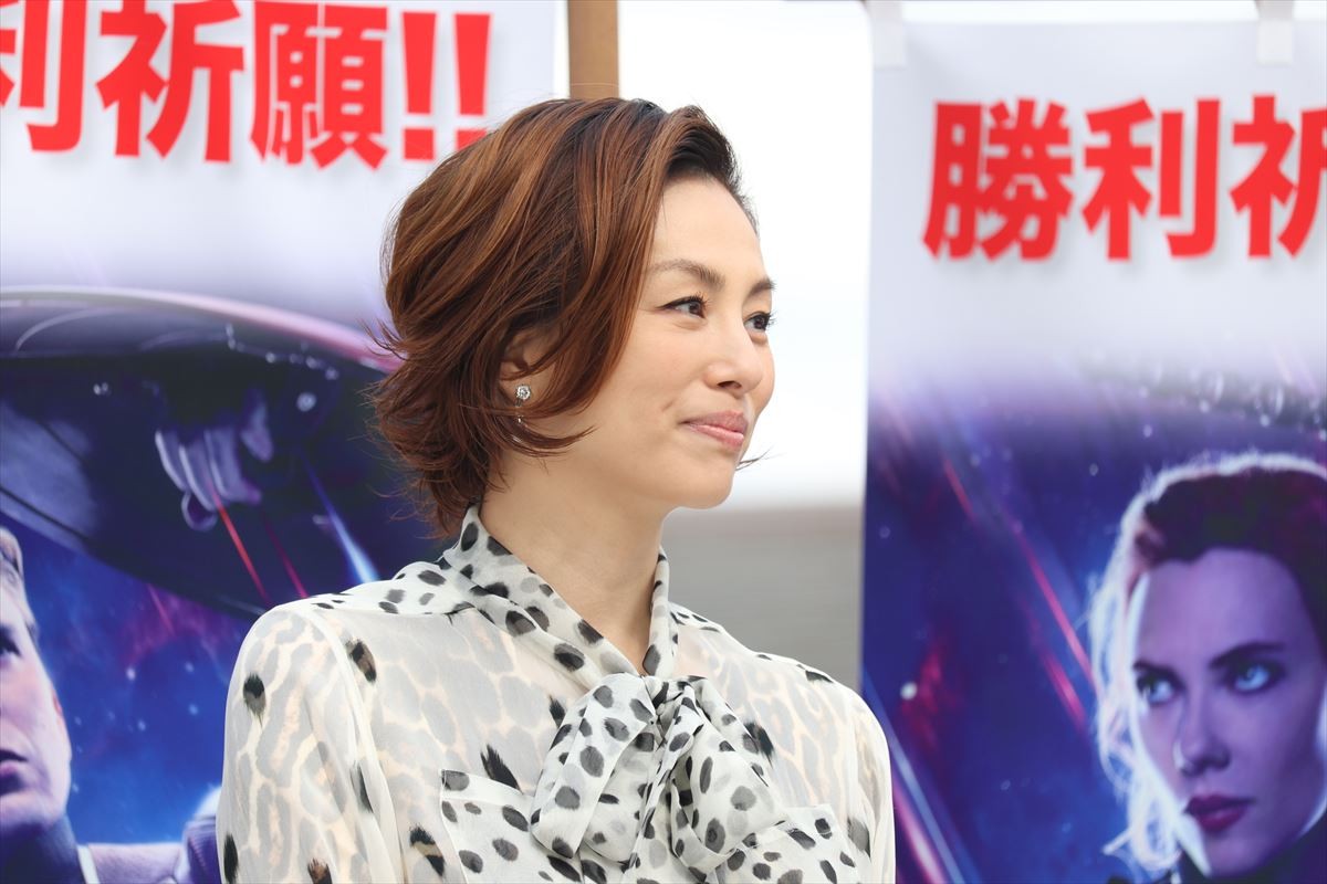 米倉涼子、アベンジャーズ勝利を祈願！ シリーズ完結に「信じられない」