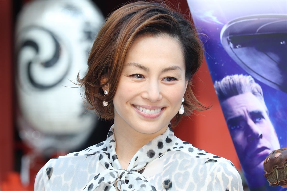 米倉涼子、アベンジャーズ勝利を祈願！ シリーズ完結に「信じられない」