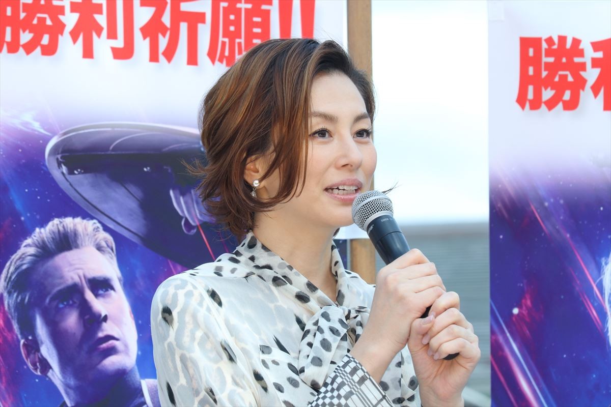 米倉涼子、アベンジャーズ勝利を祈願！ シリーズ完結に「信じられない」