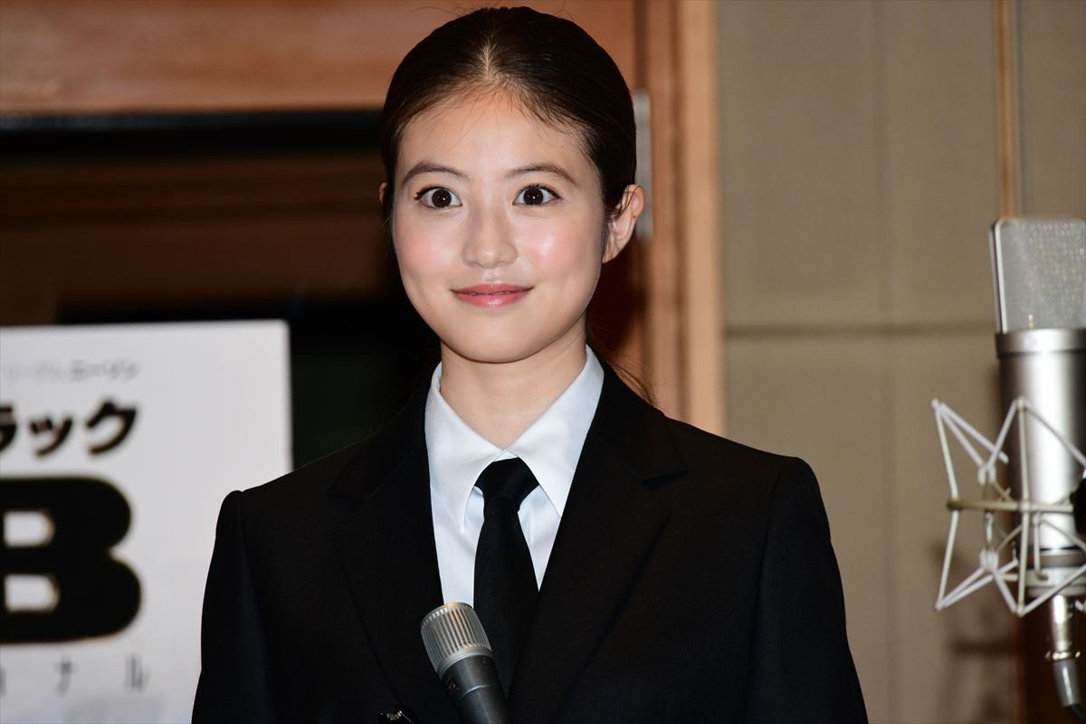 今田美桜、グラサン＆黒スーツ姿に照れ笑い 「恥ずかしい」