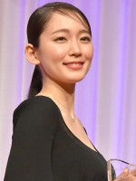 「制服姿を見たいと思う20代女優ランキング」5位：吉岡里帆