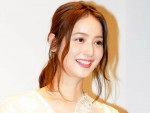 【写真】佐々木希、胸元ざっくりワンピがセクシー　上目遣い＆寝転ぶ姿に反響