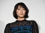 吉岡里帆、『パラレルワールド・ラブストーリー』公開記念舞台挨拶に登場