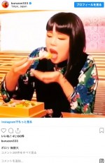 食べようとするも…　※「ブルゾンちえみ」インスタグラム