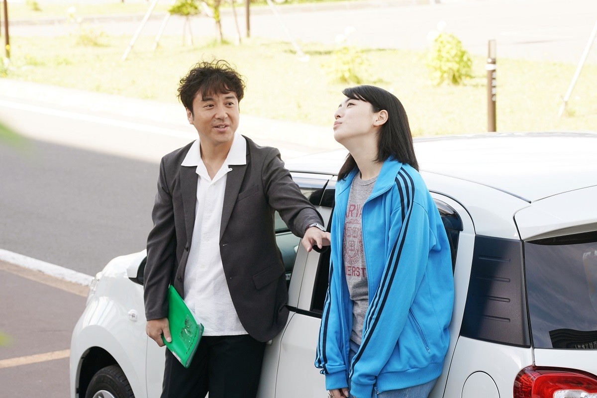 三吉彩花＆ムロツヨシが変顔デュエット!? 『ダンスウィズミー』歌唱シーン公開