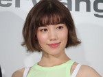 【写真】仲里依紗「kii様サイコー！！！」 氷川きよしマグカップを手にスマイルショット