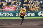 土曜ナイトドラマ『べしゃり暮らし』甲子園球場で行なわれたファーストピッチセレモニーでの間宮祥太朗