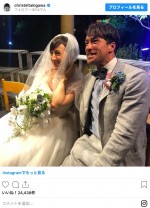 ウエディングドレス姿の滝川クリステルと弟の滝川ロラン ※「滝川クリステル」インスタグラム