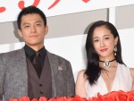 映画『人間失格 太宰治と3人の女たち』公開記念舞台挨拶に出席した（左から）小栗旬、沢尻エリカ