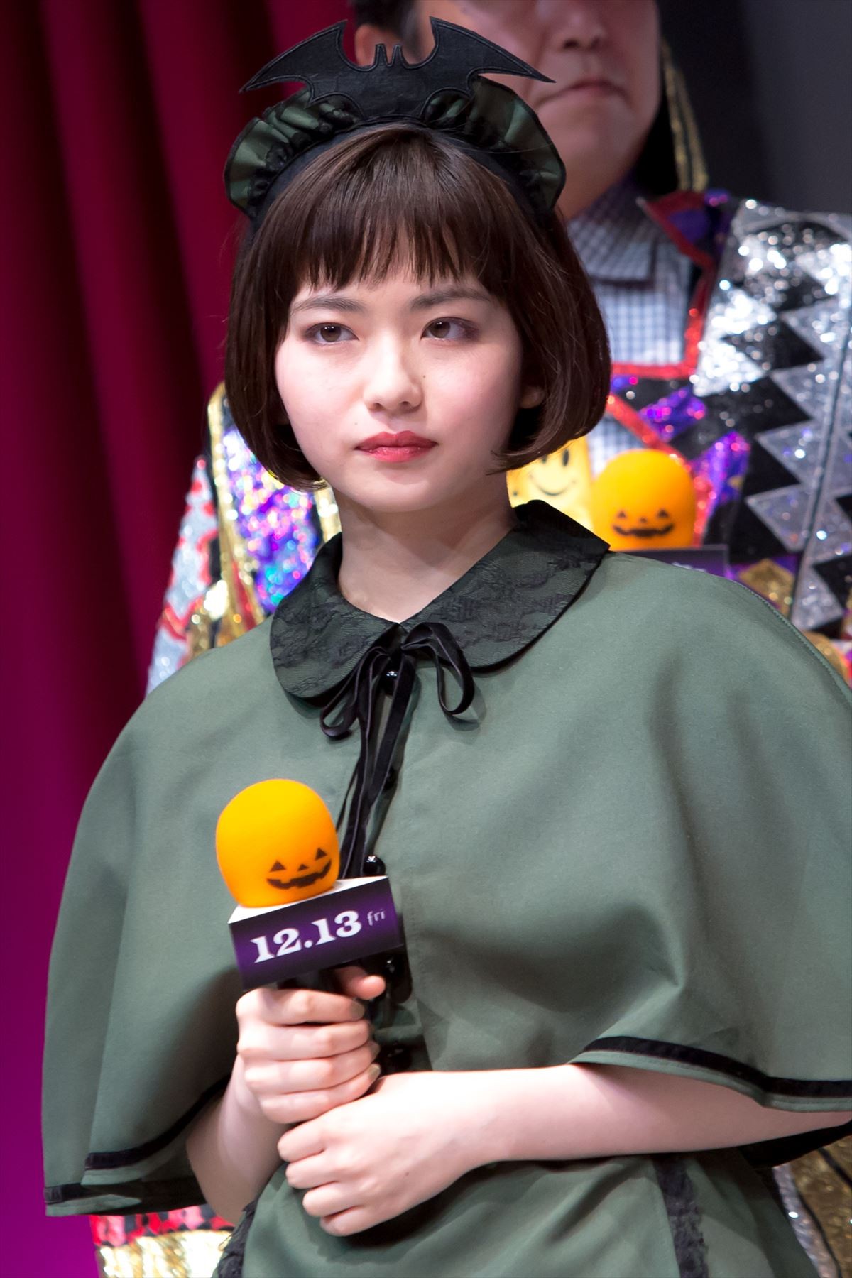 浜辺美波、キュートな魔女姿で「TRICK or TREAT」 1日早いハロウィン楽しむ