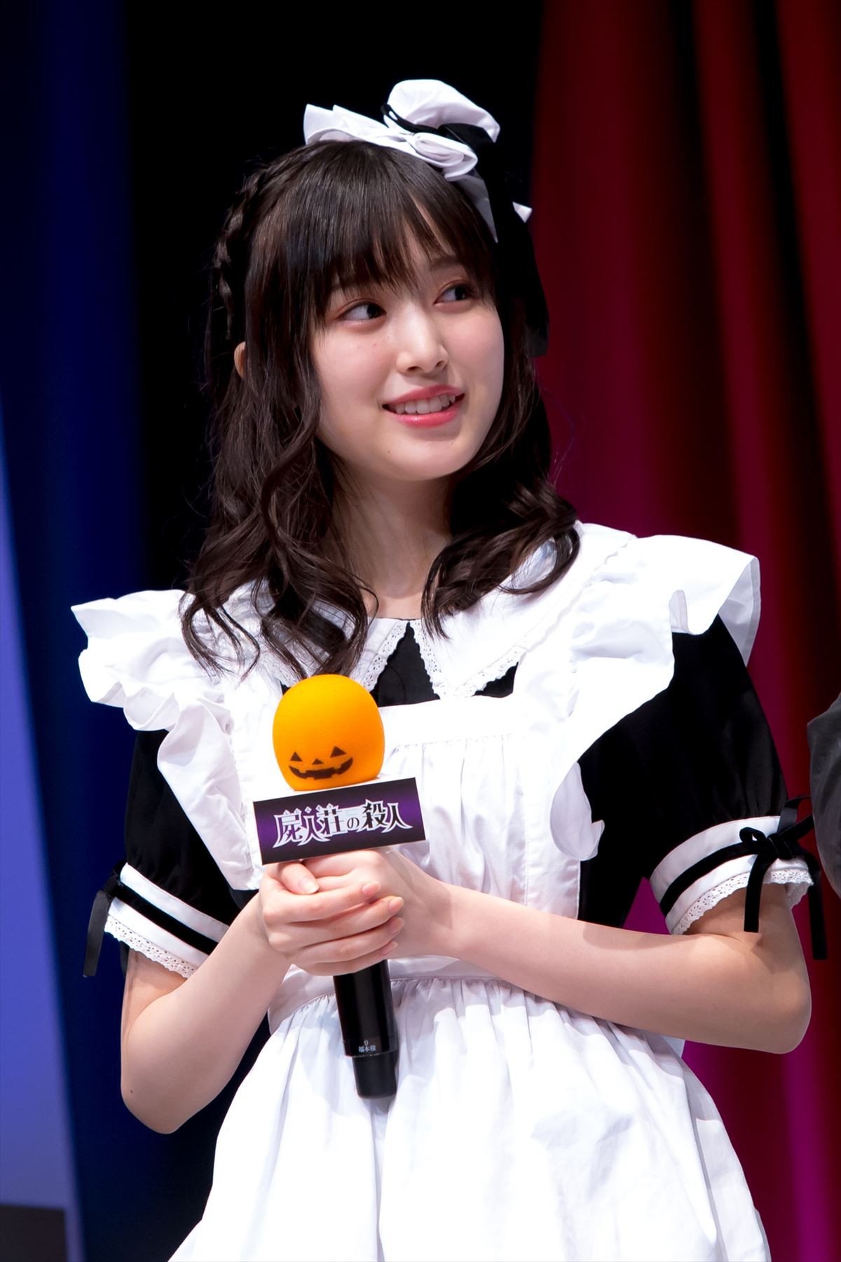 浜辺美波、キュートな魔女姿で「TRICK or TREAT」 1日早いハロウィン楽しむ