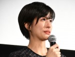 映画『“隠れビッチ”やってました。』完成披露舞台挨拶に登場した佐久間由衣