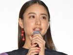 【写真】山本美月、透き通る白い“美脚”あらわ　愛犬とたわむれる姿がかわいい！