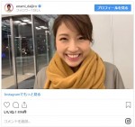 入口前に立ち、カメラを見つけ駆け寄ってくるミタパン　※「榎並大二郎（フジテレビ）」インスタグラム