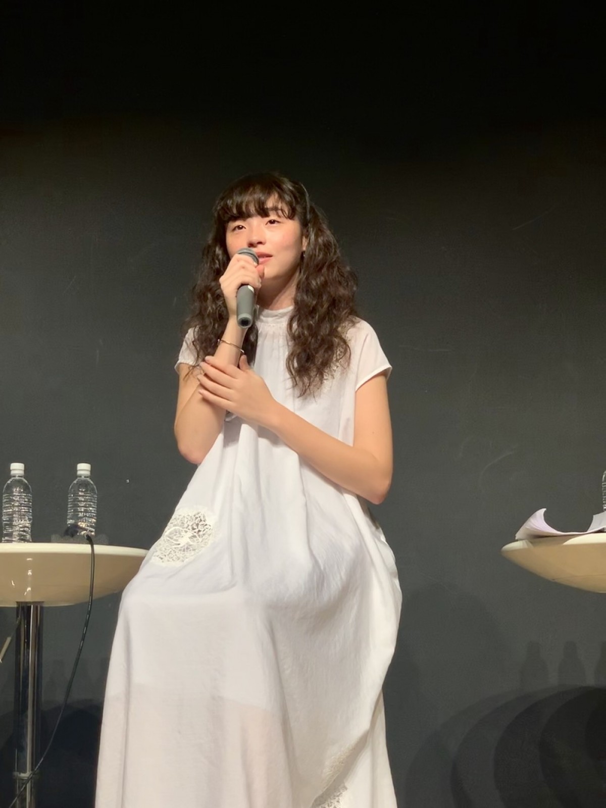 モトーラ世理奈、『風の電話』地元・大槌町で舞台あいさつ　設置者・佐々木氏も登壇