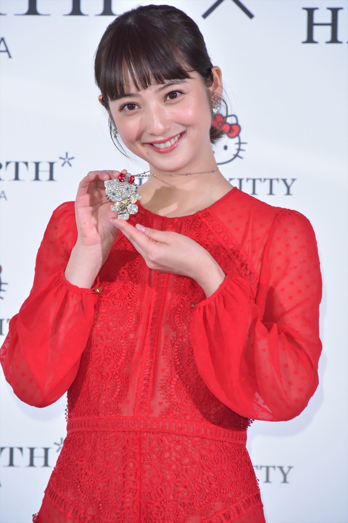 佐々木希、真っ赤なドレス姿で登場　2020万円ジュエリーに「気分が高揚」