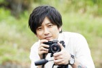 【写真】二宮和也がカメラを構える『浅田家！』場面写真