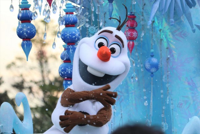 『アナ雪』エルサたちにも会える！　夢いっぱいのTDL“クリスマスパレード”を堪能