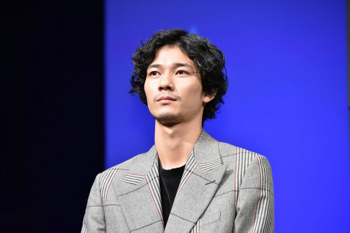 新田真剣佑、“笑かしアドリブ”被害を訴えられるも「僕は楽しかった」