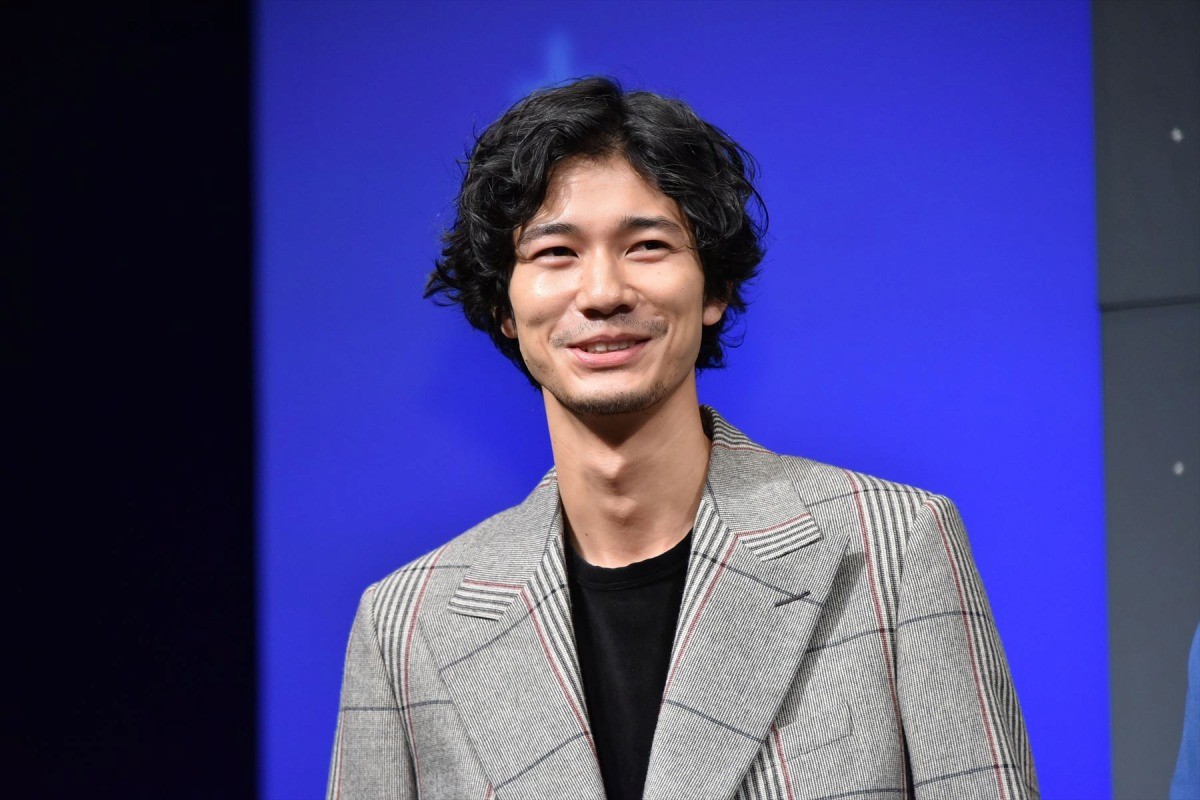 新田真剣佑、“笑かしアドリブ”被害を訴えられるも「僕は楽しかった」