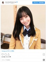 橋本環奈の制服ショット！ よく見ると胸元には…　※「橋本環奈マネージャー」インスタグラム