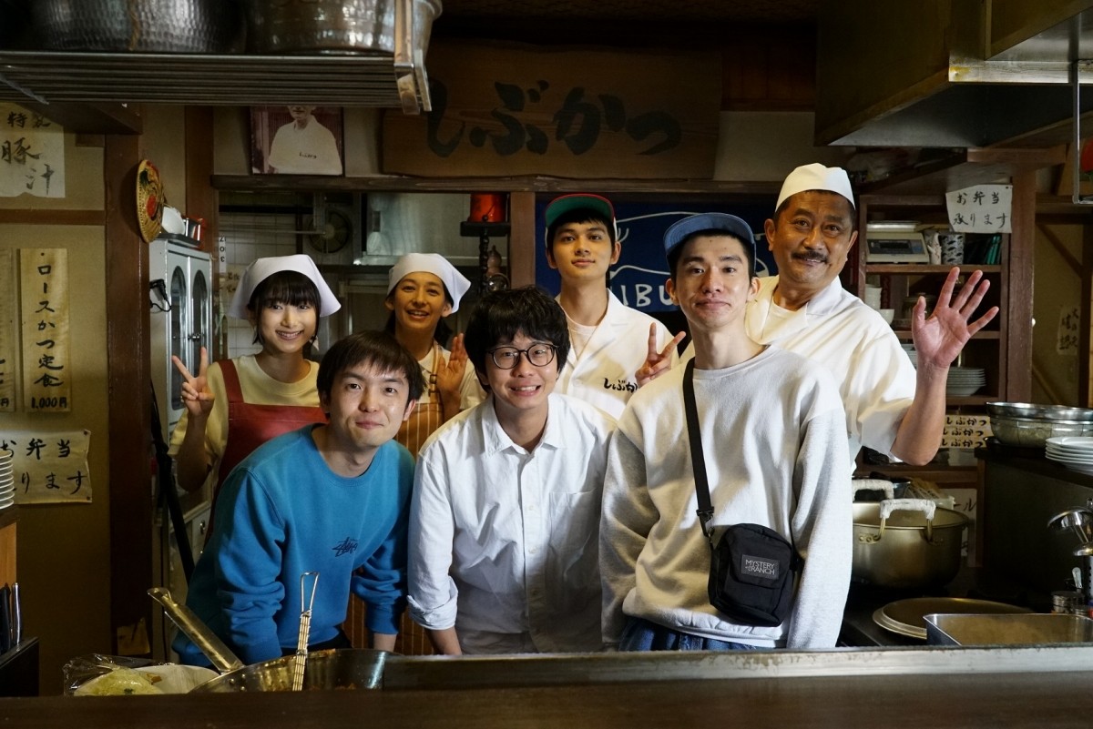 映画『とんかつDJアゲ太郎』キャスト＆作者ビジュアル（後列左から）池間夏海、片岡礼子、北村匠海、ブラザートム（前列左から）担当編集・村越周氏、原案・イーピャオ氏、漫画家・小山ゆうじろう氏