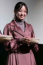 映画『酔うと化け物になる父がつらい』完成披露試写会に登場した今泉佑唯