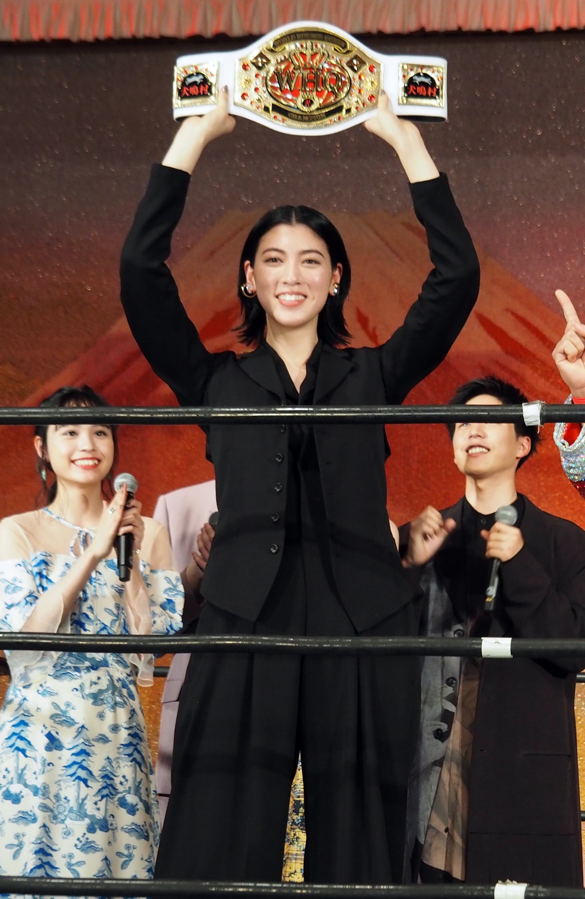 三吉彩花が見事な“犬鳴ハイキック”！ 女子プロレスラーとの二刀流を勧められる