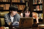 【写真】PCをのぞき込む橋本環奈の姿も『小説の神様　君としか描けない物語』場面カット