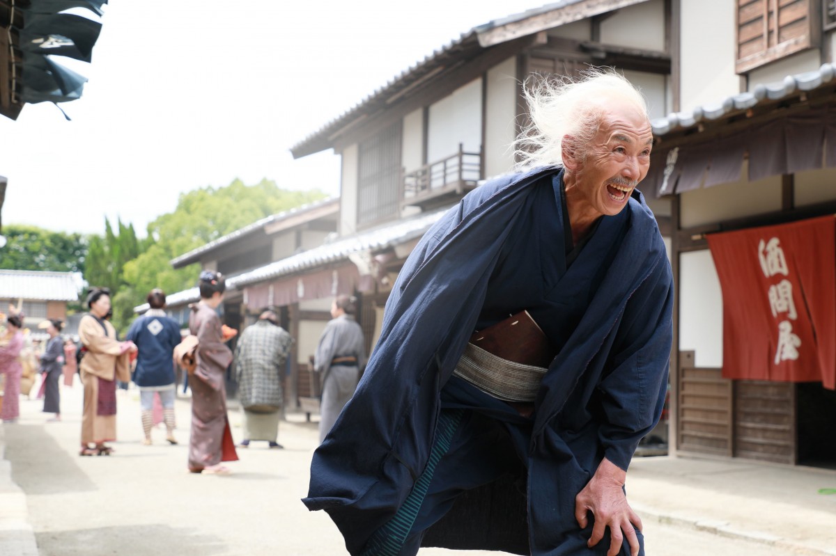 柳楽優弥＆田中泯、“W北斎”がシンクロ！ 画狂ぶりが垣間見える『HOKUSAI』新カット