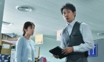 【写真】松岡茉優の猛ダッシュに、木村佳乃のにらみ顔『騙し絵の牙』場面カット