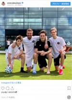 ベッカム一家、無人のホームスタジアムへ　※「ヴィクトリア・ベッカム」インスタグラム