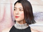 【写真】三吉彩花、お家で“へそ出しルック” ファン魅了「素敵」「かっこいい」