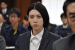 木曜ミステリー『警視庁・捜査一課長2020』に出演する三吉彩花の場面写真