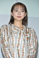 映画『踊ってミタ』完成披露舞台あいさつに登場した武田玲奈