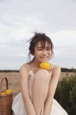 【写真】乃木坂46・秋元真夏、“大人な”赤色の初ランジェリーカット解禁