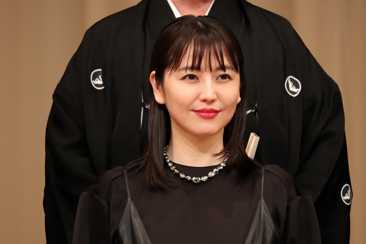 長澤まさみ、黒のドレスでブルーリボン賞受賞「信念を持って生きていきたい」