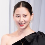 【写真】河北麻友子、大胆デザインのドレス姿　親友・桐谷美玲も絶賛「似合ってる」