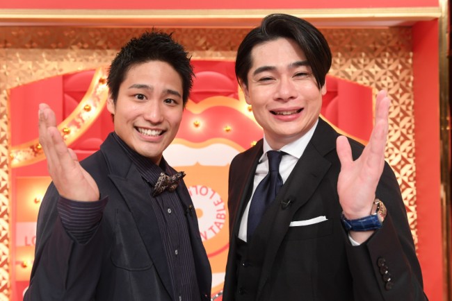 『歌ネタゴングSHOW　爆笑！ターンテーブル特別編』MCの（左から）桐山照史（ジャニーズWEST）と吉村崇（平成ノブシコブシ）