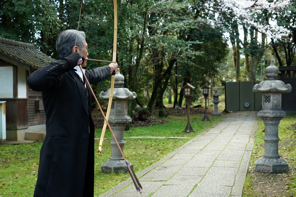 今夜スタート『探偵・由利麟太郎』 吉川晃司＆志尊淳、殺人予告メールが届き“ある場所”へ向かう