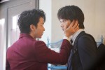 ドラマ『美食探偵 明智五郎』明智五郎（中村倫也）が新米刑事・高橋（佐藤寛太）の頬をペチン