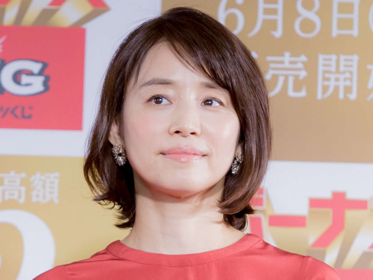 石田ゆり子、にゃんこ肩車し“おうちお花見”　ファンほのぼの「素敵」