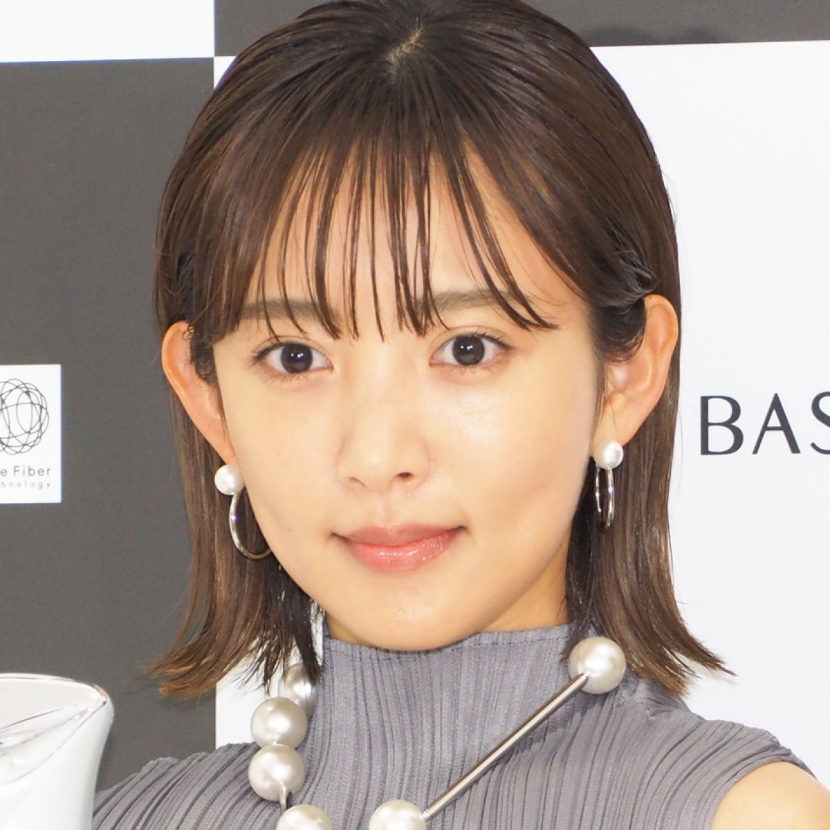 夏菜、メガネ＆前髪パッツン姿にファン「雰囲気違って別人みたい」