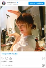 小芝風花、満面のスマイルの後ろに“座敷童子”池谷のぶえが　※『妖怪シェアハウス』インスタグラム