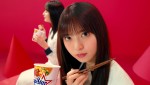 「カップスター」新テレビCM「カップスター ハマっちまう 乃木坂46篇」より