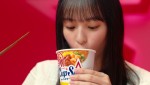 「カップスター」新テレビCM「カップスター ハマっちまう 乃木坂46篇」より