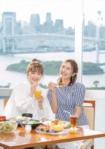 『フジテレビ女性アナウンサーカレンダー2021 ～Welcome to Fujitelevision～』6月：（左から）三上真奈、小澤陽子